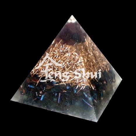Orgonitova pyramida Granát 4.8 cm